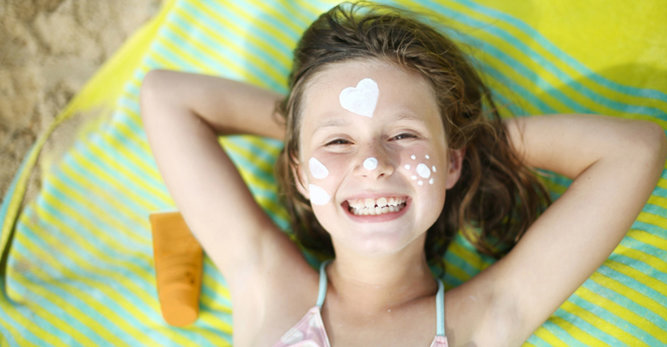 الواقي الشمسي: أربعة ألعاب نعلم بها أطفالنا كيف يقوا أنفسهم من أشعة الشمس