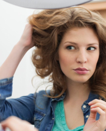 Pellicules cheveux : les 3 gestes à éviter